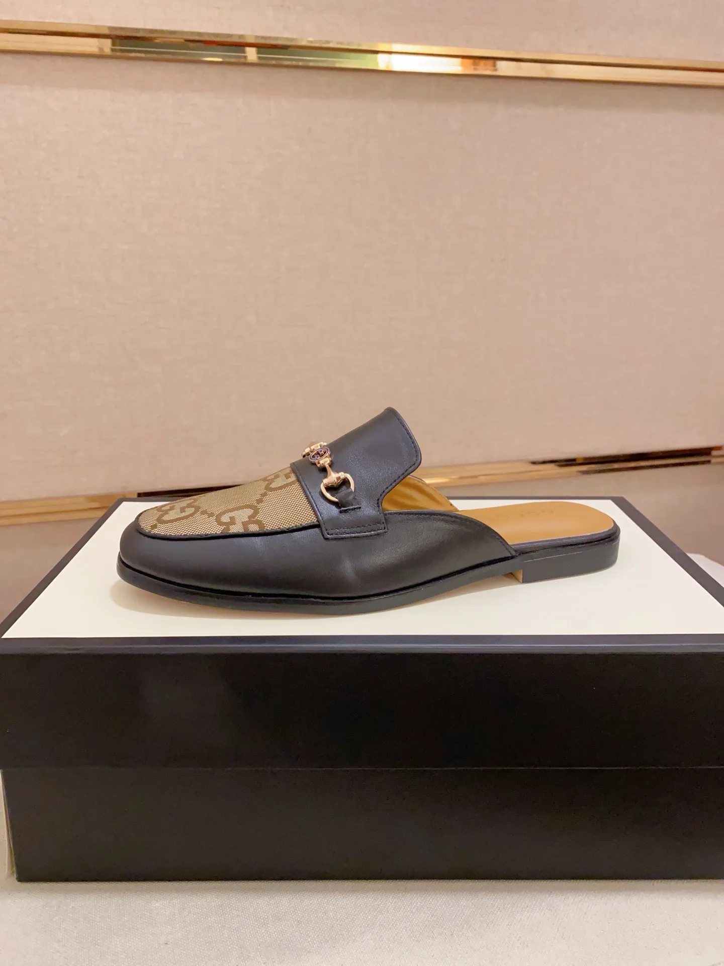 Men's shoes 💰: 380💰 (Gucci). The latest trendy shoes, casual Baotou mops, popular in physical stores, sizes 38-44. New and comfortable, imported custom-made original cowhide, with unique sequin element design. With sheepskin lining, original bottom, high-end packaging and high quality💪Details determine the quality, you can enter and leave the counter at will, welcome to compare!